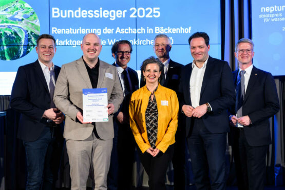 Landesrat Stefan Kaineder, Bürgermeister Ing. Fabian Grüneis, DI Dr. Johannes Laber (KPC), Dir. in Daniela König (Land OÖ), Mag. Nikolaus Sauer (ÖVGW), Bundesminister Mag. Norbert Totschnig, Mag. Martin Niederhuber (ÖWAV)