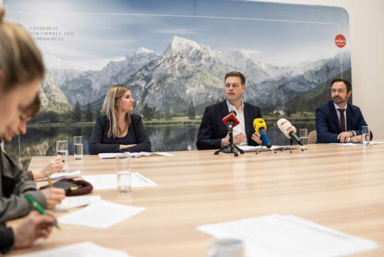 Klima- und Umweltlandesrat Stefan Kaineder mit Mag. Sandra Bleier und MMag. Christian Hammermüller vom Land OÖ zur Jahre-Bilanz der oö. Preisaufsicht.
