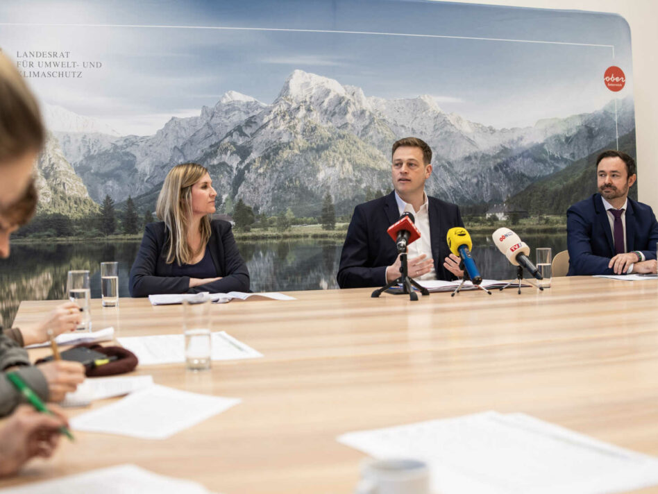 Klima- und Umweltlandesrat Stefan Kaineder mit Mag. Sandra Bleier und MMag. Christian Hammermüller vom Land OÖ zur Jahre-Bilanz der oö. Preisaufsicht.