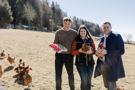 Klaus Bauernfeind (Obmann BioRegion Mühlviertel), Melanie Nopp (Biohof Huama, Eidenberg) und Landesrat Stefan Kaineder.
