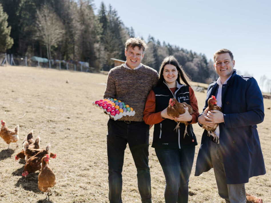 Klaus Bauernfeind (Obmann BioRegion Mühlviertel), Melanie Nopp (Biohof Huama, Eidenberg) und Landesrat Stefan Kaineder.