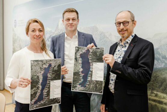 v.l.: Sabine Kapfer von der oö. Gewässergüteaufsicht, Umwelt- und Klima-Landesrat Stefan Kaineder und Peter Anderwald von der gewässerökologischen Planung beim Land OÖ präsentieren aktuelle Studien zum Zustand der Salzkammergutseen Attersee und Traunsee.