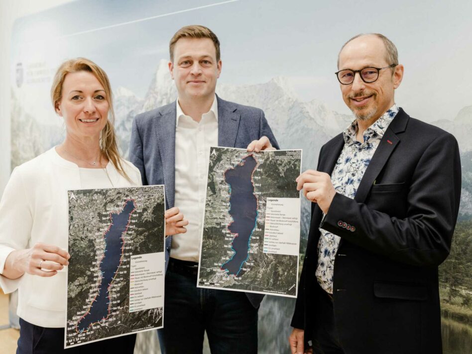 v.l.: Sabine Kapfer von der oö. Gewässergüteaufsicht, Umwelt- und Klima-Landesrat Stefan Kaineder und Peter Anderwald von der gewässerökologischen Planung beim Land OÖ präsentieren aktuelle Studien zum Zustand der Salzkammergutseen Attersee und Traunsee.