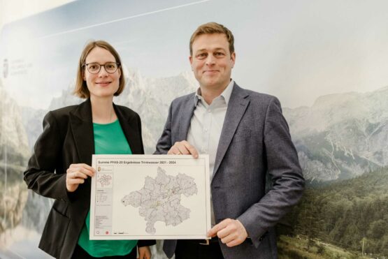 Maria Wiesauer und Umwelt- und Klima-Landesrat Stefan Kaineder präsentieren die Messergebnisse zur PFAS-Belastung des Trinkwassers in Oberösterreich.