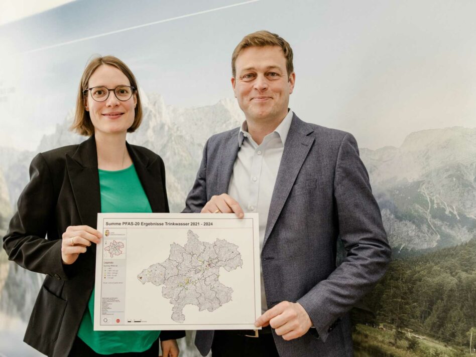 Maria Wiesauer und Umwelt- und Klima-Landesrat Stefan Kaineder präsentieren die Messergebnisse zur PFAS-Belastung des Trinkwassers in Oberösterreich.