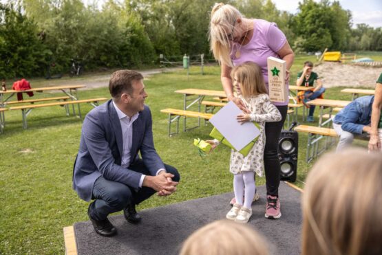 Landesrat Stefan Kaineder würdigte das große Umweltschutz-Engagement der kleinen Emma.