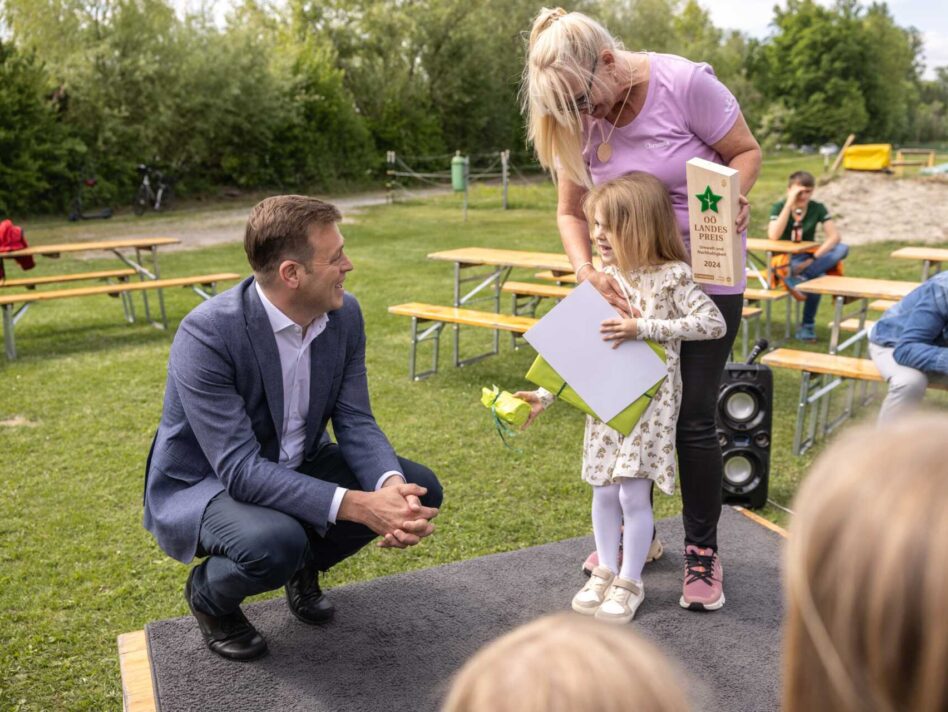 Landesrat Stefan Kaineder würdigte das große Umweltschutz-Engagement der kleinen Emma.