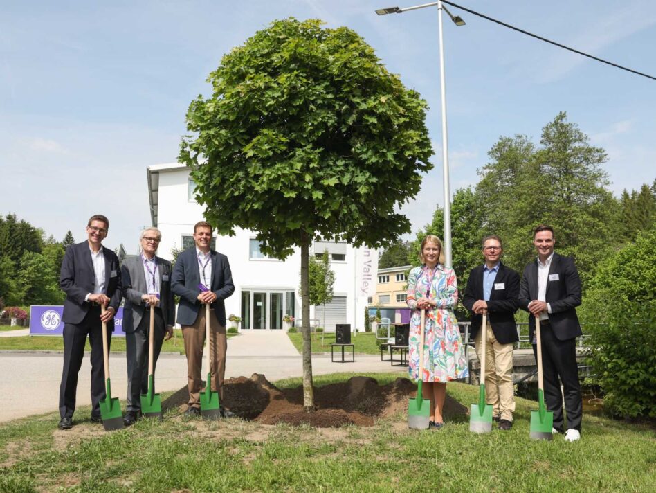 Jan Scholzen (Geschäftsführer GE HealthCare), Clemens Malina-Altzinger (Vizepräsident Wirtschaftskammer OÖ), Umwelt- und Klima-Landesrat Stefan Kaineder, Landeshauptmann-Stellvertreterin Christine Haberlander, Herwig Kaltenböck (GE HealthCare) und Günther Hüll (Standortleiter GE HealthCare) (v.l.).