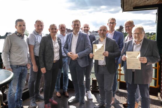 v.l.: Reinhard Enzenebner (Hydrographischer Dienst – Land OÖ), Markus Furtner (Kommandant FF Schärding), Günter Streicher (Bgm. Schärding), Peter Kickinger (Leiter des Hydrographischen Dienstes des Landes OÖ), Umwelt- und Klima-Landesrat Stefan Kaineder, Korbinian Breinl (Leiter der Abt. Wasserhaushalt des BML – Hydrographisches Zentralbüro), Herr Kirchmayr (Pegelbeobachter), Florian Kolmhofer (Bezirkshauptmann Schärding), Michael Hutterer (Landes-Feuerwehrkommandant-Stellvertreter) und Herr Walch (Pegelbeobachter).