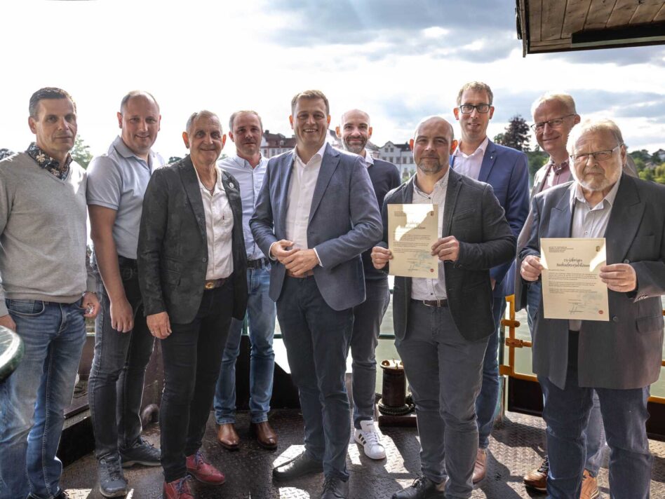 v.l.: Reinhard Enzenebner (Hydrographischer Dienst – Land OÖ), Markus Furtner (Kommandant FF Schärding), Günter Streicher (Bgm. Schärding), Peter Kickinger (Leiter des Hydrographischen Dienstes des Landes OÖ), Umwelt- und Klima-Landesrat Stefan Kaineder, Korbinian Breinl (Leiter der Abt. Wasserhaushalt des BML – Hydrographisches Zentralbüro), Herr Kirchmayr (Pegelbeobachter), Florian Kolmhofer (Bezirkshauptmann Schärding), Michael Hutterer (Landes-Feuerwehrkommandant-Stellvertreter) und Herr Walch (Pegelbeobachter).