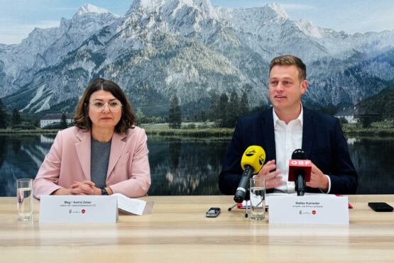 Umwelt- und Klima-Landesrat Stefan Kaineder und die Leiterin der Oö. Lebensmittelaufsicht Astrid Zeller präsentieren den aktuellen Tätigkeitsbericht der Oö. Lebensmittelaufsicht.