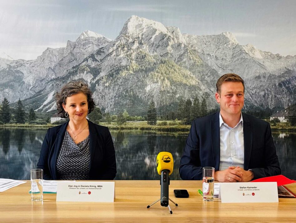 Daniela König (Direktorin Umwelt und Wasserwirtschaft) und Umwelt- und Klima-Landesrat Stefan Kaineder.