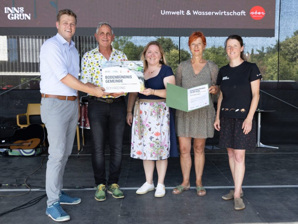 Foto vlnr: LR Stefan Kaineder, Bürgermeister Günter Streicher, Stadträtin Bianca Scharnböck, Ersatzgemeinderätin Doris Streicher, Projektleiterin Bodenbündnis Renate Schernhorst
