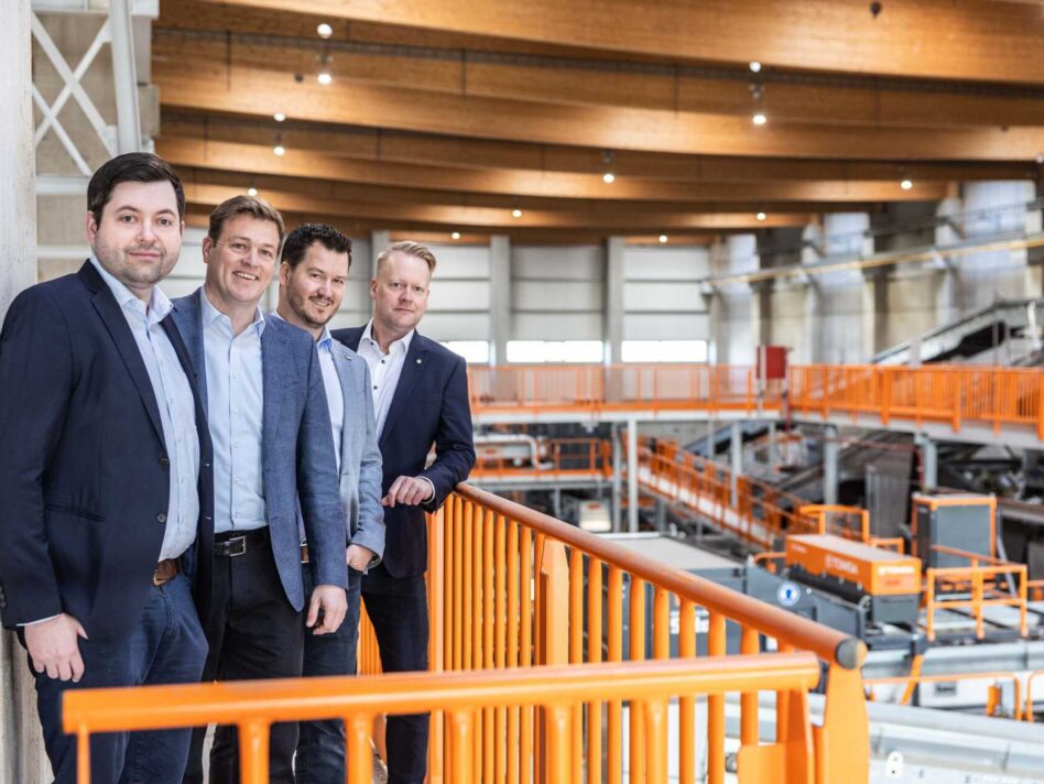 Jürgen Secklehner, Stefan Kaineder, Kurt Bernegger und Denis Völler (v.l.n.r.) vor der neuen Kunststoffrecyclinganlage von Triplast.