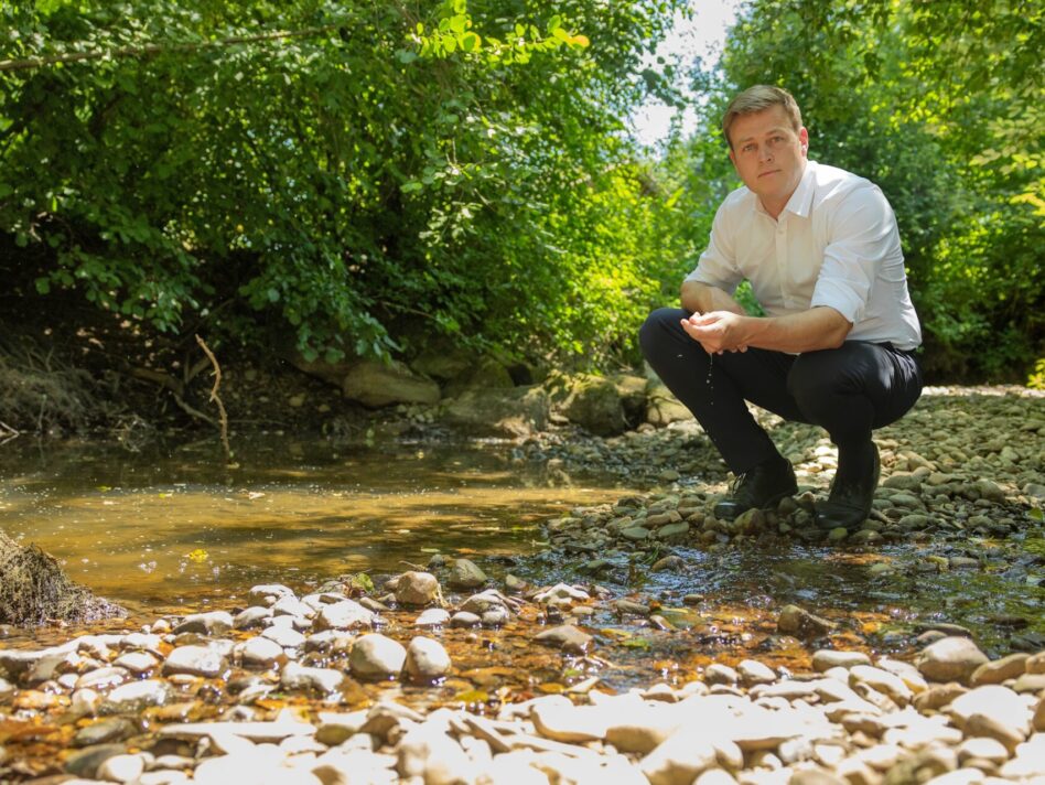 Umwelt- und Klima-Landesrat Stefan Kaineder im Flussbett der trockengefallenen Mattig in Mattighofen.