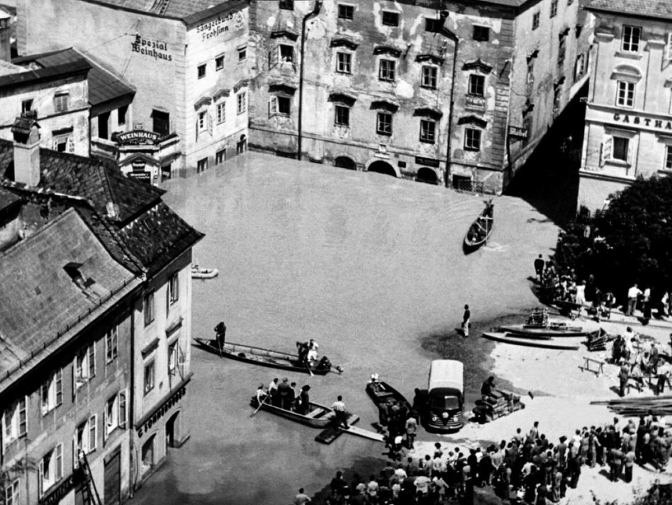 Überschwemmter Pfarrplatz in der Linzer Altstadt.