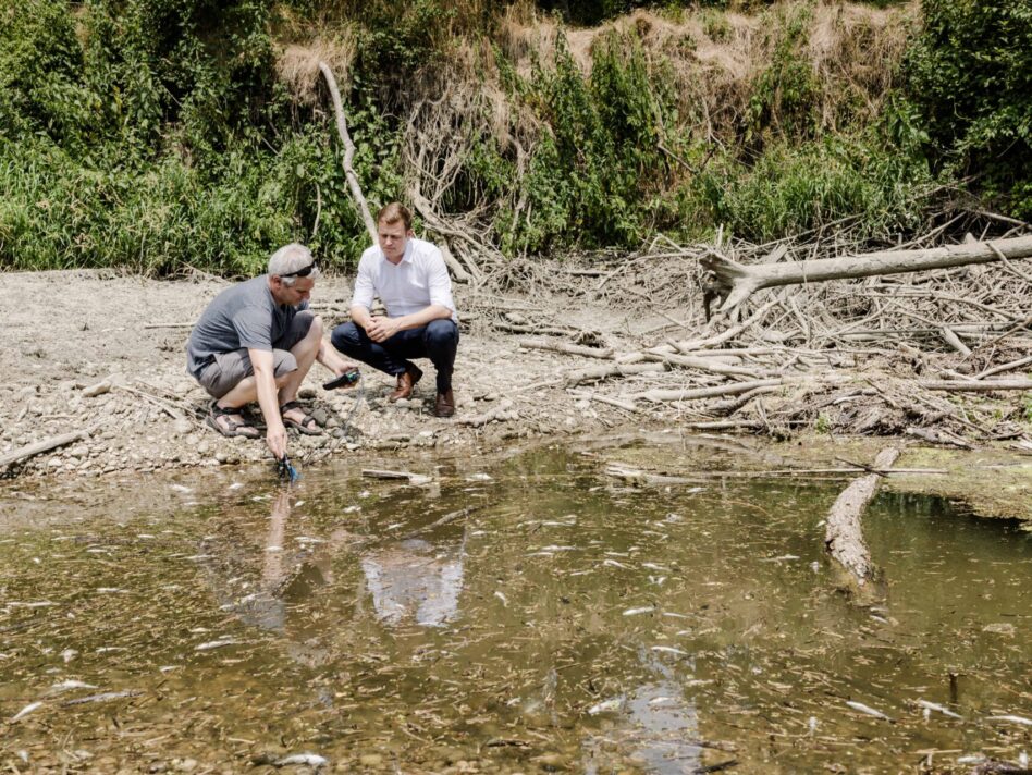 Umwelt- und Klima-Landesrat Stefan Kaineder mit Gerald Schauer von der Gewässergüteaufsicht des Landes OÖ beim Lokalaugenschein an der Krems ins Ebelsberg.