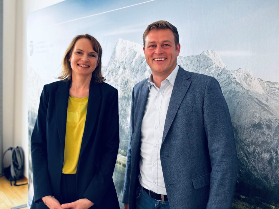 Ing.in Mag.a Elisabeth Mayr (Gruppenleiterin UVP- und Wirtschaftsrecht) mit Umwelt- und Klima-Landesrat Stefan Kaineder.