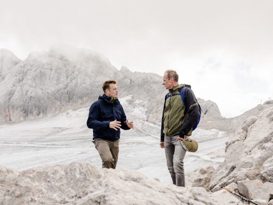 Umwelt- und Klima-Landesrat Stefan Kaineder und Gletscherforschungsleiter am Dachstein Klaus Reingruber am Gjaidsteinsattel. Im Hintergrund der Schladminger Gletscher, der sich in wenigen Tagen vom Hallstätter Gletscher für immer trennen wird