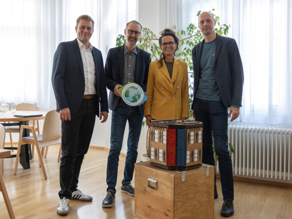 Landesrat Stefan Kaineder, Klimabündnis-Geschäftsführer Norbert Rainer, Susanne Steckerl (She:Works) und Christian Kdolsky (Zukunftsallianz) (v.l.).