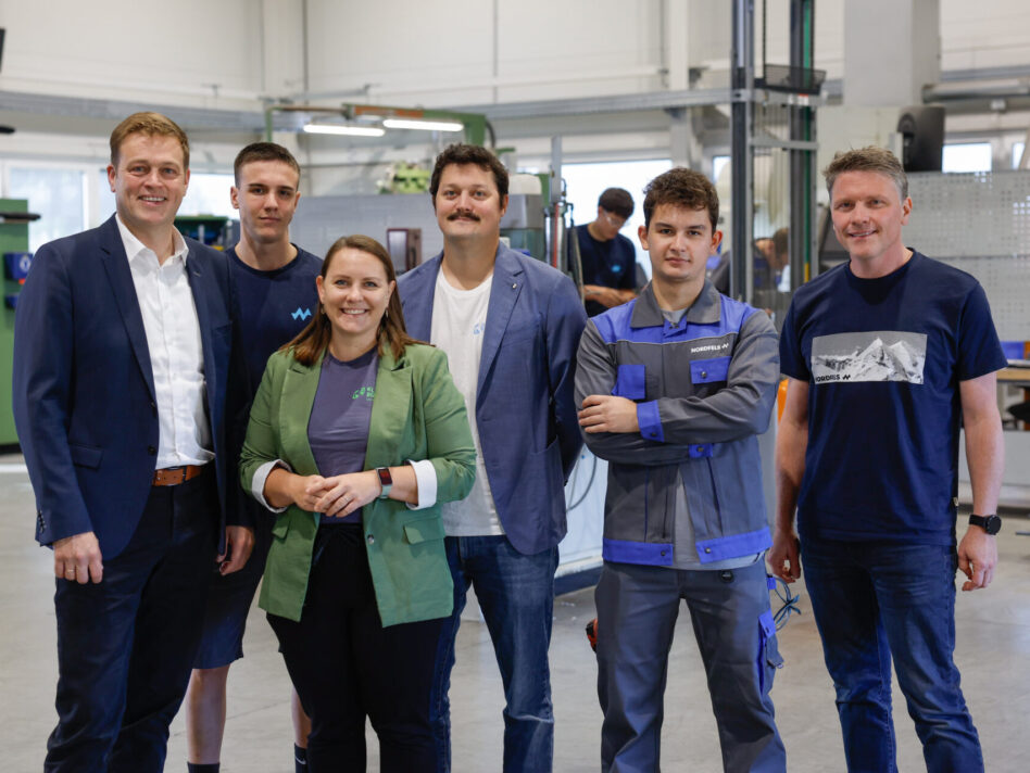 Umwelt- und Klima-Landesrat Stefan Kaineder mit zwei Klimacheckern von Nordfels, dem CEO Edmund Jenner-Braunschmied und Beate Dunzinger sowie Thomas Zwirzitz vom Klimabündnis OÖ.