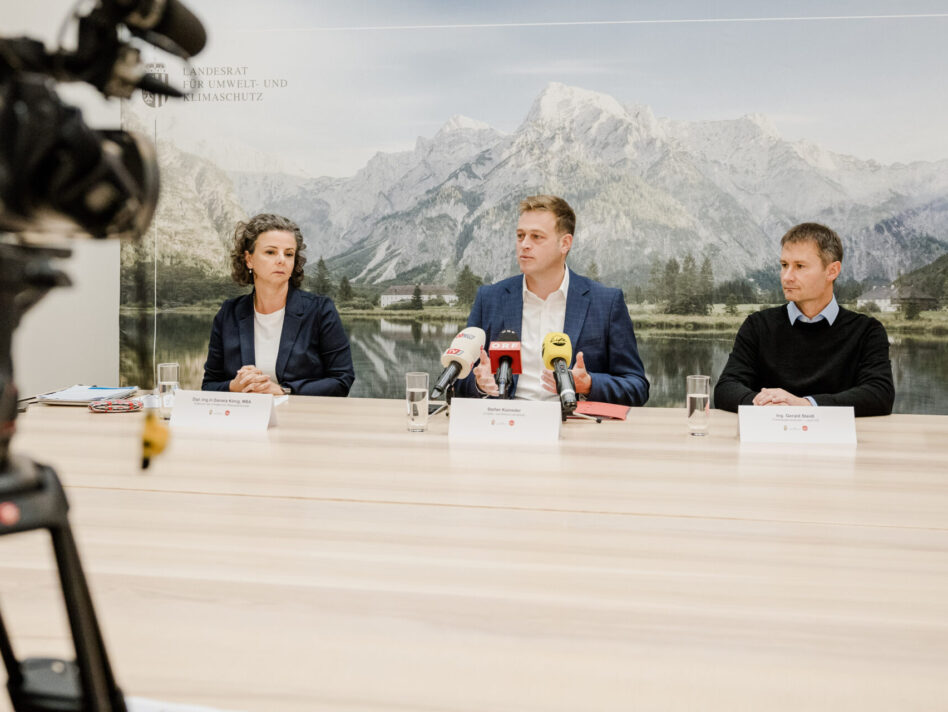 Umwelt- und Klima-Landesrat Stefan Kaineder (Mitte) präsentiert gemeinsam mit der Direktorin der Umwelt- und Wasserwirtschaft bei Land OÖ, Daniela König (links), und dem Leiter der Trinkwasseraufsicht des Landes OÖ, Gerald Steidl (rechts), die aktuelle Bilanz zur Aufsicht über 5.300 Trinkwasseranlagen in Oberösterreich.
