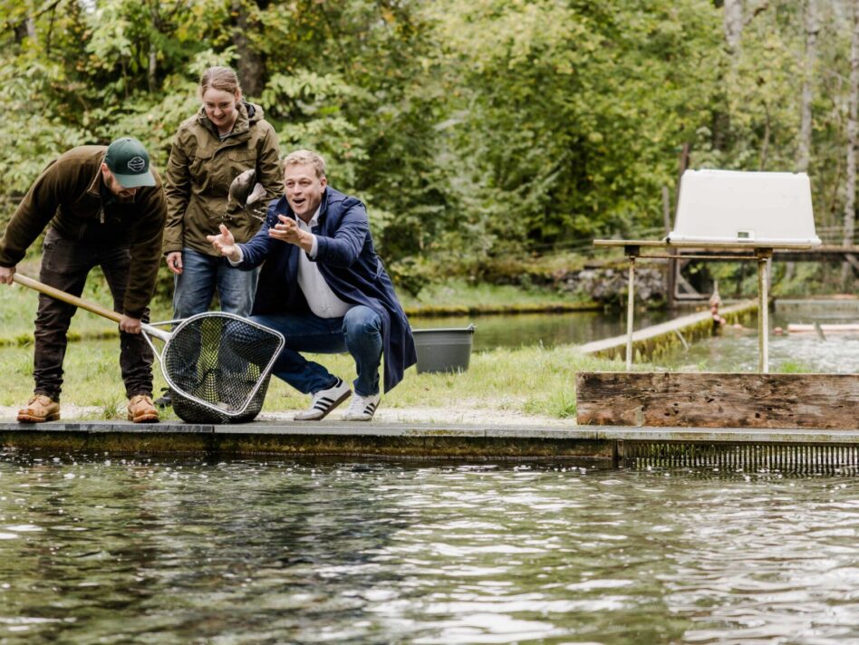 Umwelt- und Klima-Landesrat Stefan Kaineder besichtigte die Fischzucht von Johanna und Markus Rohn in Grünau im Almtal.