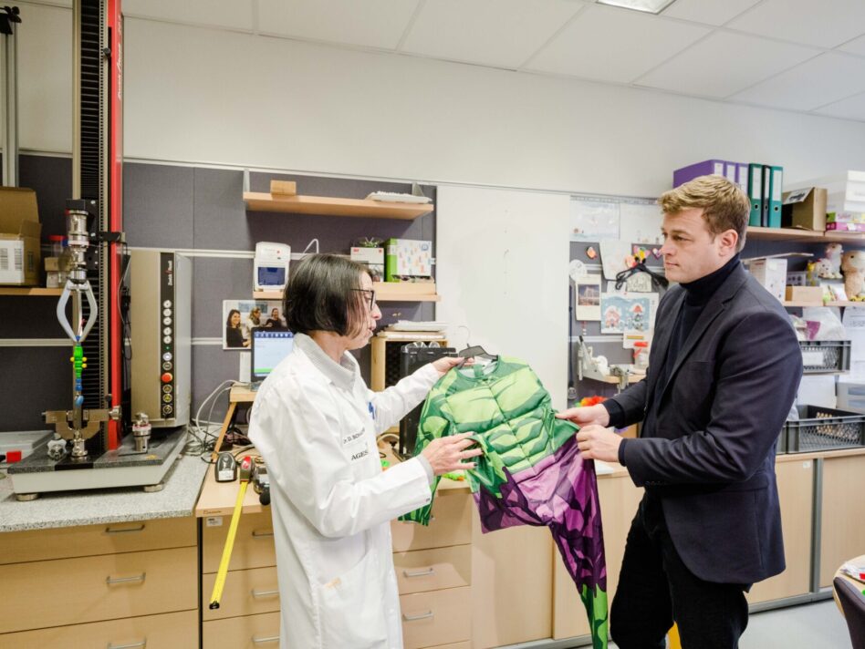 Landesrat Stefan Kaineder mit der Leiterin des AGES Labors in Linz, Dr.in Daniela Schachner