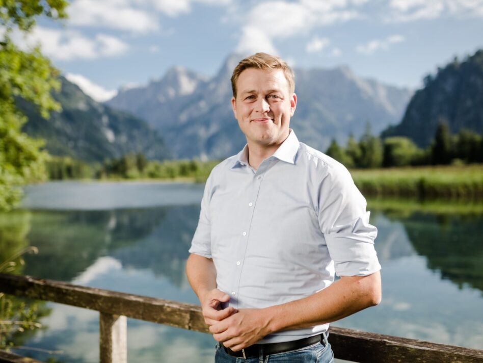 Landesrat Stefan Kaineder lädt alle Jugendlichen in OÖ ein, beim Jugend Award Wasser mitzumachen.