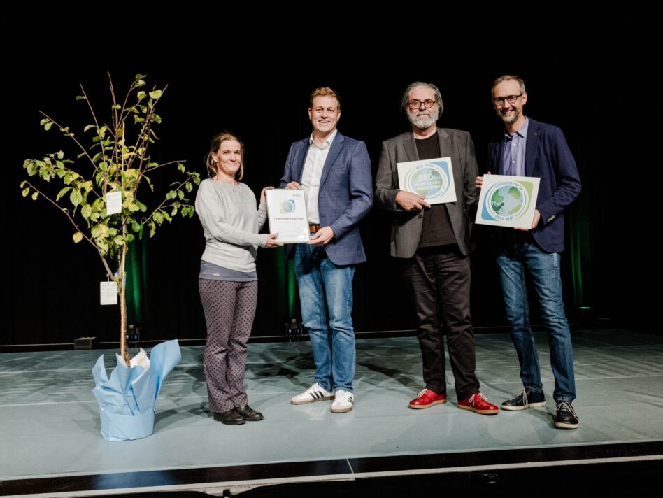 Projektleiterin Eva Hametner (Musikschule Traun), Umwelt- und Klima-Landesrat Stefan Kaineder, Kurt Köller (Leiter Musikschule Traun) und Norbert Rainer (Geschäftsführer Klimabündnis OÖ) bei der feierlichen Überreichung der Klimabündnis-Urkunde.