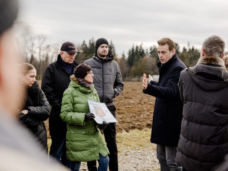 Umwelt- und Klima-Landesrat Stefan Kaineder bei einem Lokalaugenschein mit der Bürgerinitiative Lebenswertes Ried, die Sorgen rund um Pläne zur Errichtung von Logistikzentren in Ried im Traunkreis haben.