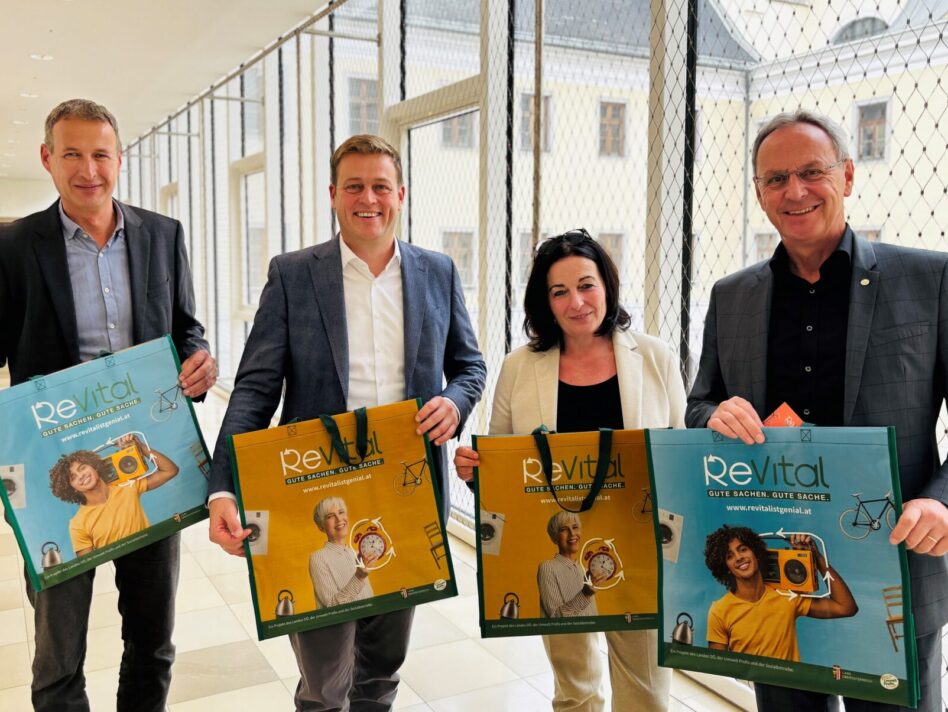 Mag. Fred Edlinger, Landesrat Stefan Kaineder, Mag.a Silvia Kunz und Bgm. Roland Wohlmuth mit der ReVital-Sammeltasche.