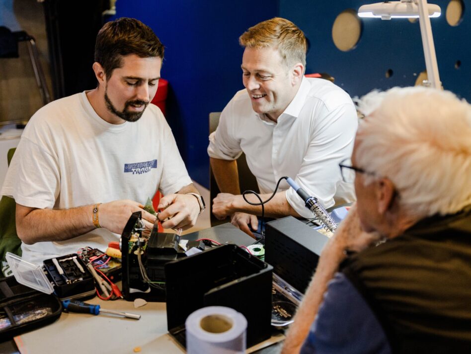 Umwelt- und Klima-Landesrat Stefan Kaineder ist begeistert, mit welchem Einsatz im Repair Cafe der Jugendpalette Traun defekte Elektrogeräte repariert werden und legte auch selbst Hand an.