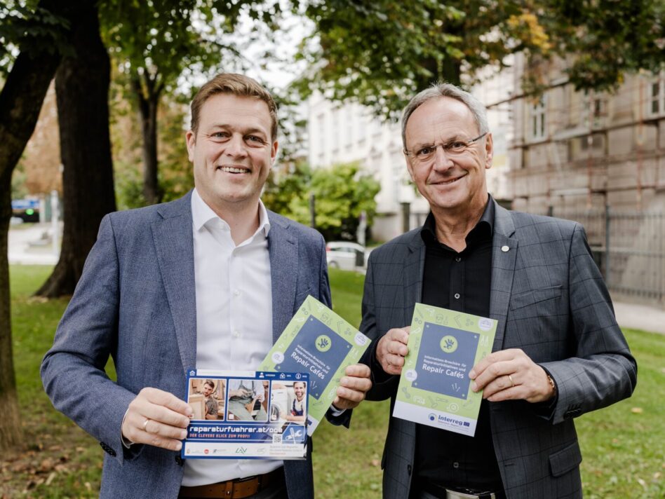 Landesrat Stefan Kaineder und LAV-Vorsitzender Bgm. Roland Wohlmuth freuen sich über 10 Jahre Reparaturführer