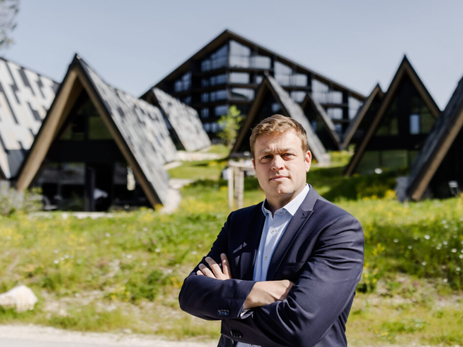 LSP LR Stefan Kaineder vor dem Triforêt-Komplex in Hinterstoder