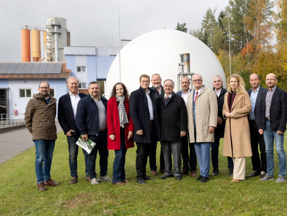 v.l.n.r.: Klaus Wachtveitl (Land OÖ), Christian Affenzeller (CEO Machowetz & Partner Consulting Ziviltechniker GmbH), StR Dietmar Weinzinger (Stadtgemeinde Freistadt), VzBgm. Sonja Seifried (Stadtgemeinde Freistadt), Umwelt- und Klima-Landesrat Stefan Kaineder, Bürgermeister Günter LORENZ (Marktgemeinde Rainbach) Obmann Mag. Klemens Dedl, Bürgermeister Josef Eilmsteiner (Gemeinde Waldburg) Bürgermeister Christian Gratzl (Stadtgemeinde Freistadt ), Bürgermeister Stefan Weißenböck (Gemeinde Grünbach) NR Vzbgm. Johanna Jachs (Stadtgemeinde Freistadt), Gemeindevorstand Herbert Ahorner (Marktgemeinde Lasberg) und GF Gerhard Kerschbaummayr