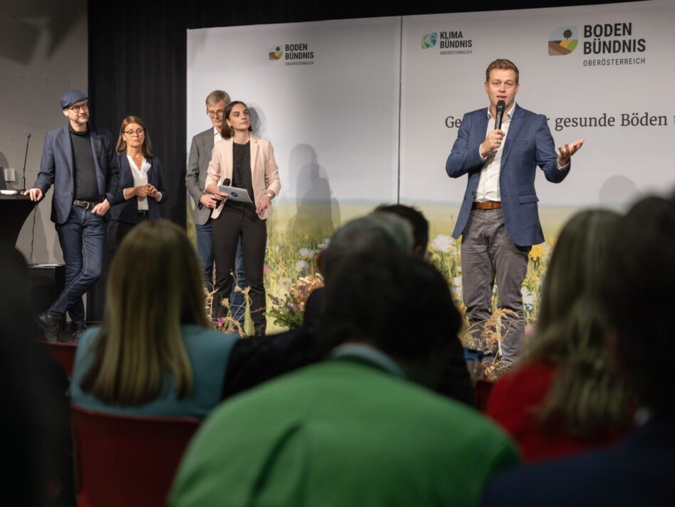 Umwelt- und Klima-Landesrat Stefan Kaineder zeichnete langjährige und neue Bodenbündnis-Gemeinden gemeinsam mit dem Klimabündnis OÖ aus.