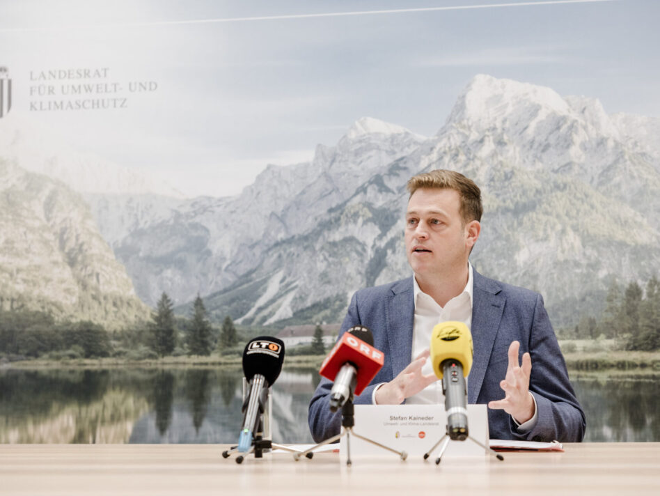 FotoUmwelt- und Klima-Landesrat Stefan Kaineder freut sich über 62 Windkraftanlagen, die in der UVP-Behörde zur Genehmigung eingereicht sind. Damit können künftig 400.000 oberösterreichische Haushalte versorgt werden. Umwelt- und Klima-Landesrat Stefan Kaineder freut sich über 62 Windkraftanlagen, die in der UVP-Behörde zur Genehmigung eingereicht sind. Damit können künftig 400.000 oberösterreichische Haushalte versorgt werden.