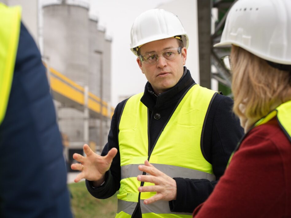 Umwelt- und Klima-Landesrat Stefan Kaineder informiert über die Vorschriften bei umweltrelevanten Anlagen. Umwelt- und Klima-Landesrat Stefan Kaineder informiert über die Vorschriften bei umweltrelevanten Anlagen.
