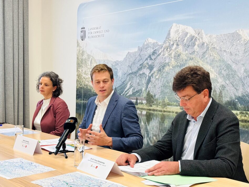 Umwelt- und Klima-Landesrat Stefan Kaineder (Mitte) zieht gemeinsam mit Daniela König (links) und Franz Überwimmer (rechts) Bilanz anlässlich 25 Jahre EU-Wasserrahmenrichtlinie und damit der Sanierung der oberösterreichischen Gewässer.