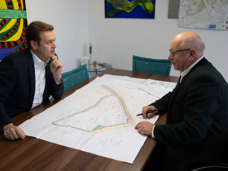 Landesrat Stefan Kaineder und Bürgermeister Plakolm, Walding erhält Hochwasserschutz