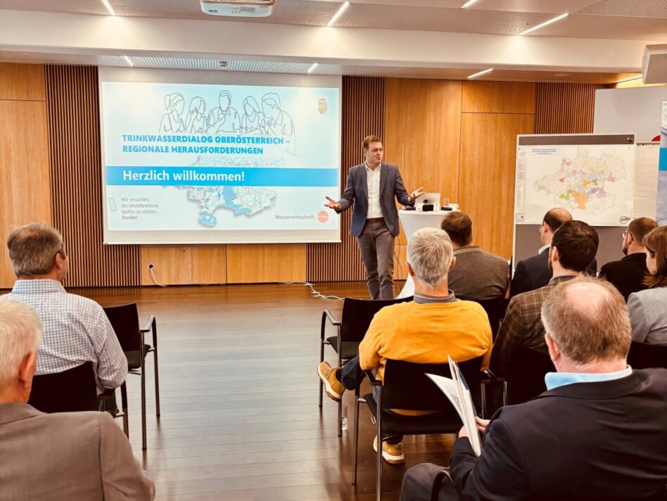 Umwelt- und Klima-Landesrat Stefan Kaineder bei der Auftaktveranstaltung des Trinkwasserdialogs Oberösterreich Umwelt- und Klima-Landesrat Stefan Kaineder bei der Auftaktveranstaltung des Trinkwasserdialogs Oberösterreich