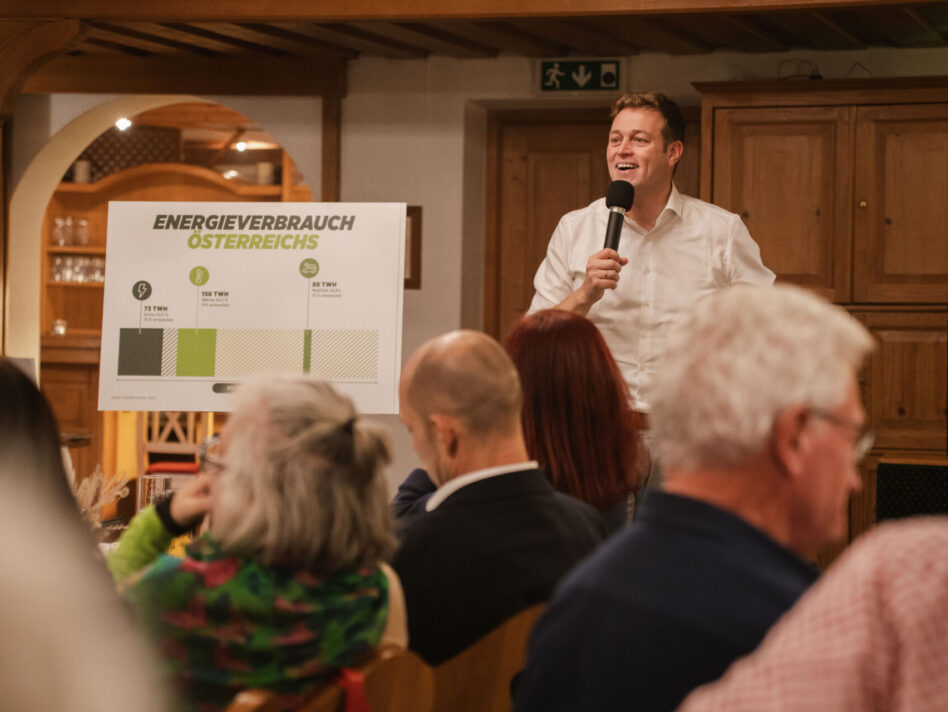 Landesrat Stefan Kaineder bei Wirtshausdiskussion in St. Lorenz