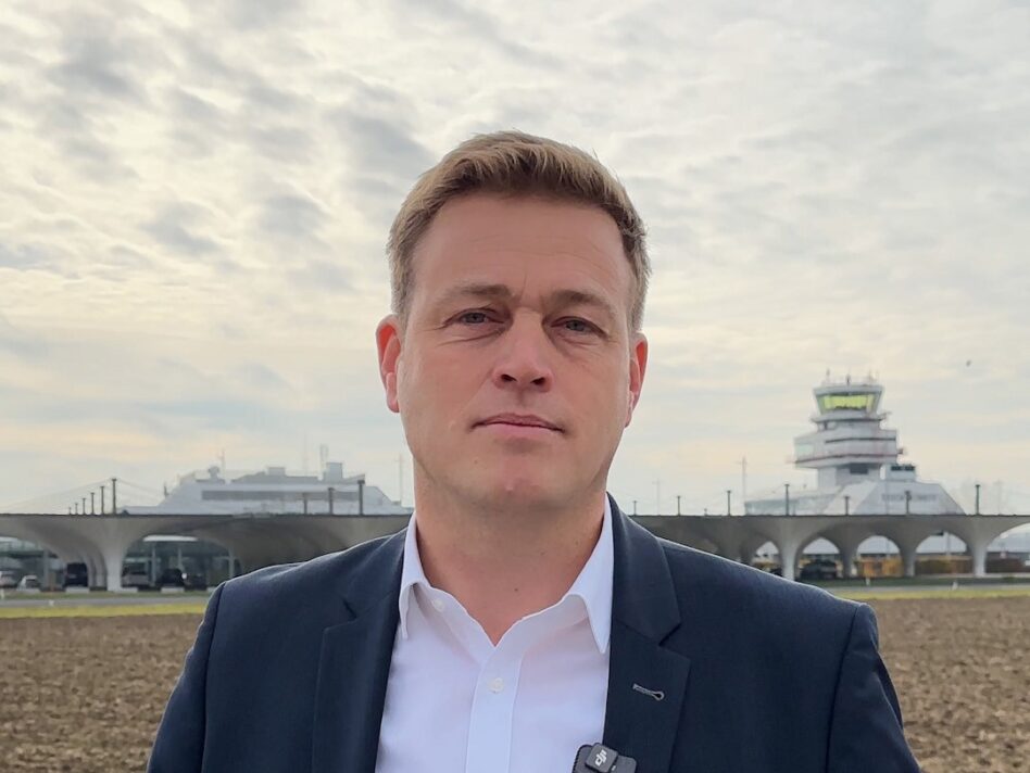Portrait von Landesrat Stefan Kaineder vorm Flughafen Linz