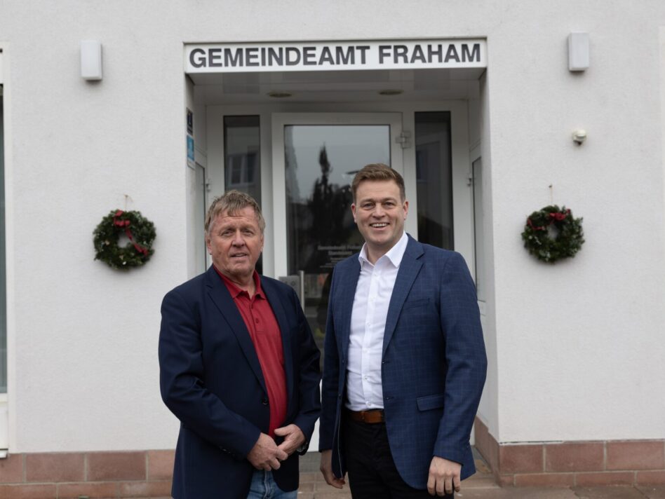 Bürgermeister Harald Schick und Landesrat Stefan Kaineder freuen sich über den erteilten wasserrechtlichen Bescheid für den Hochwasserschutz in Fraham. Bürgermeister Harald Schick und Landesrat Stefan Kaineder freuen sich über den erteilten wasserrechtlichen Bescheid für den Hochwasserschutz in Fraham.
