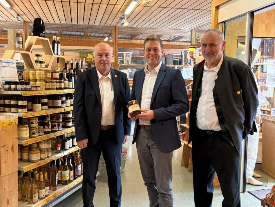 Präsident Herbert Vitzthum, Landesrat Stefan Kaineder und 1. Vizepräsident Konrad Sauerschnig beim oö. Landesverband für Bienenzucht.