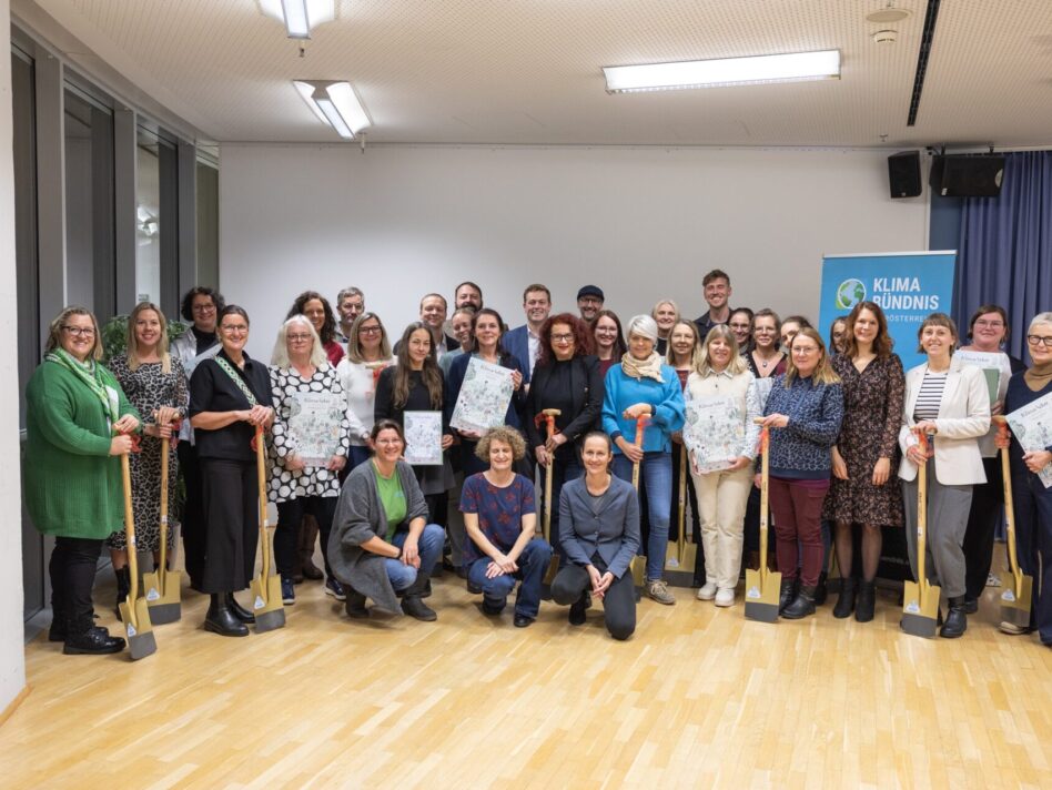 Landesrat Stefan Kaineder mit dem Team vom Klimabündnis und den neu ausgezeichneten Bildungseinrichtungen.