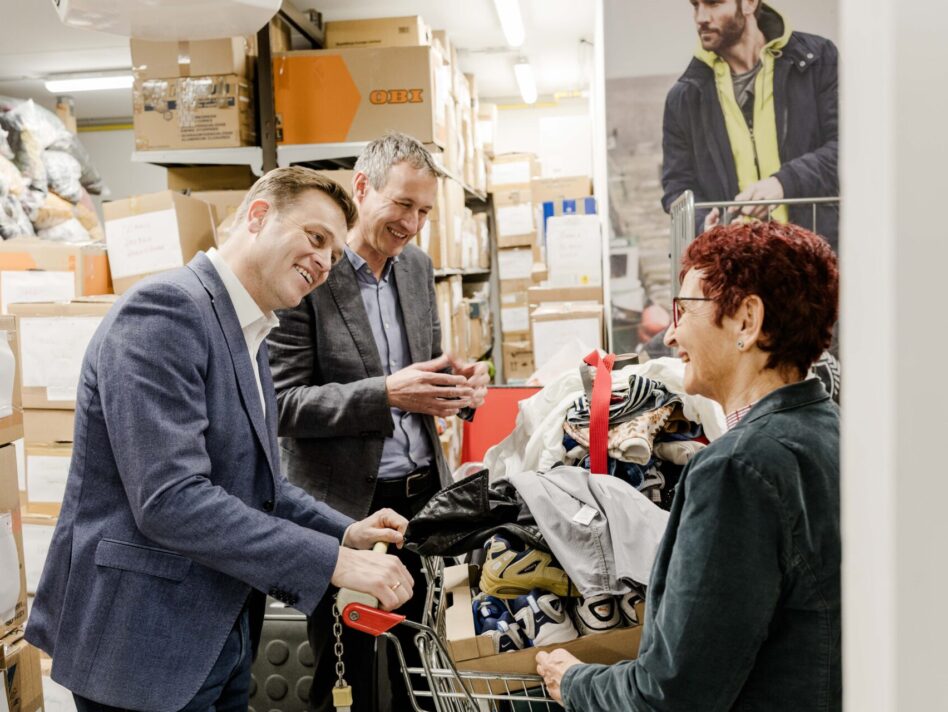 Umwelt- und Klima-Landesrat Stefan Kaineder mit Fred Edlinger (Volkshilfe) im ReVital-Shop Freistadt.