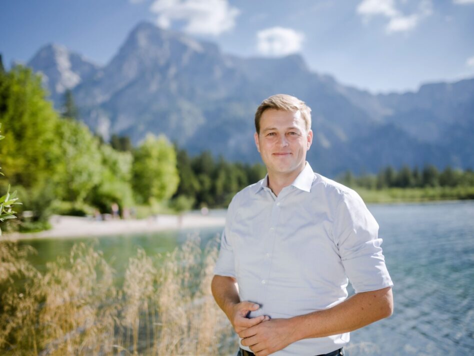 Umwelt- und Klima-Landesrat Stefan Kaineder freut sich auf viele kreative Einreichungen beim Jugend Award Wasser.