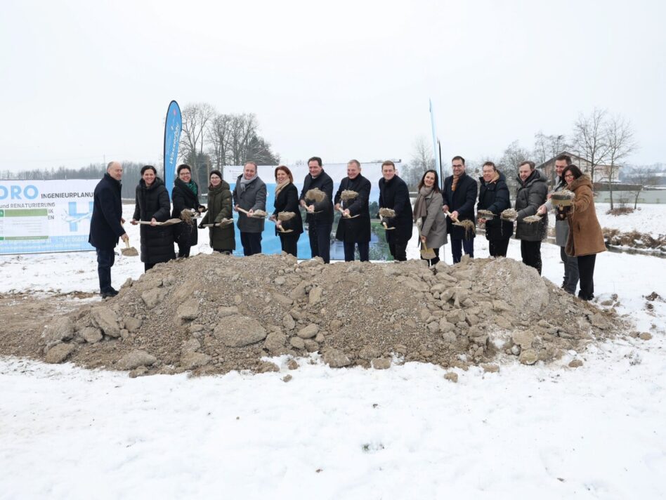 Bezirkshauptmann Mag. Manfred Hageneder (links), Wasserverbandsobmann Bgm. Markus Stadlauer MA, LRin Michaela Langer-Weninger PMM, Bundesminister Mag. Norbert Totschnig MSc, LH Mag. Thomas Stelzer und LR Stefan Kaineder (v.l.n.r. in der Bildmitte) mit Vertreter/innen der Wasserverbands-Gemeinden und des Gewässerbezirkes Linz beim Spatenstich zur Renaturierung an der Krems.